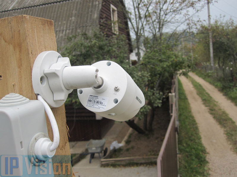 камера виеонаблюдения за воротами жилого дома