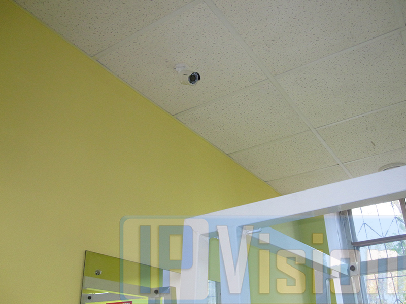 цилидрическая ip камера Hikvision в спорт зале