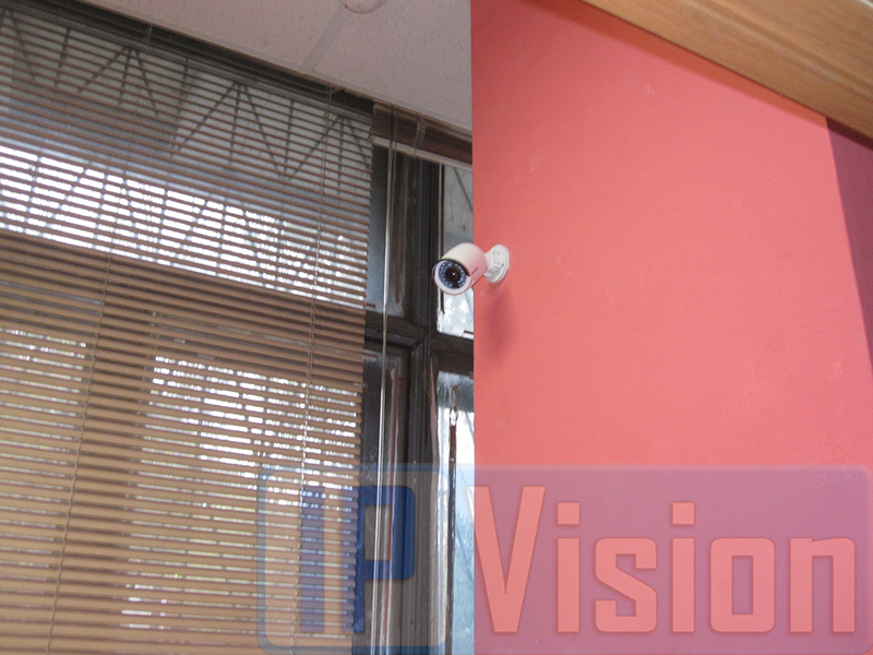 цилидрическая ip камера Hikvision на кассе в спорт зале